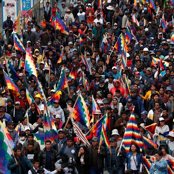 Demonstranter i Bolivia som stödjer tidigare presidenten Evo Morales i La Paz Bolivia.