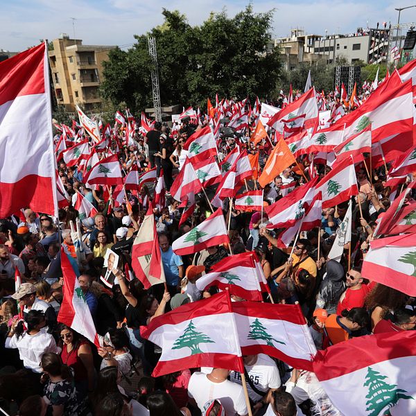 Demonstranter protesterar i närheten av presidentpalatset i Beirut den 3 november 2019.