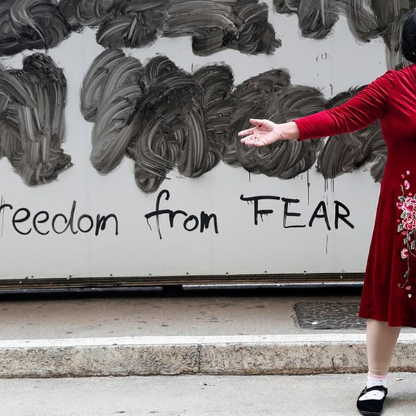 Svenskar har en allt mer negativ syn på Kina visar en undersökning. En kvinna demonstrerar i  Hongkong för frihet från rädsla.
