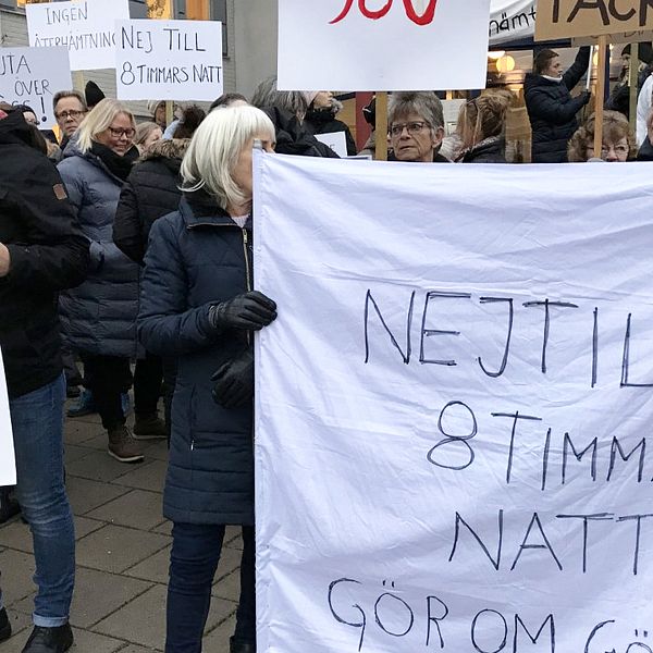 Undersköterskor demonstrerade på torsdagsmorgonen i Lindesberg mot kortare nattpass.