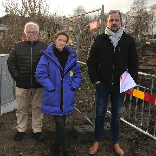 Ulf Ivansson, Sara Töttrup och Dan Lind är alla besvikna på kommunen då de inte fått information i tid om markarbetet utanför deras tomt.