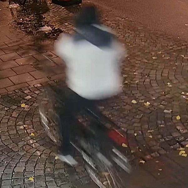 Filmen visar de två misstänkta gärningsmännen på cykel efter mordet på Jaafar vid Möllevångstorget den 9 november.