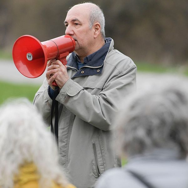 Kurdo Baksi talar när Författarförbundet och Svenska Pen arrangerar en manifestation för den fängslade svensk-kinesiske bokförläggaren Gui Minhai utanför Kinas ambassad i maj 2018.