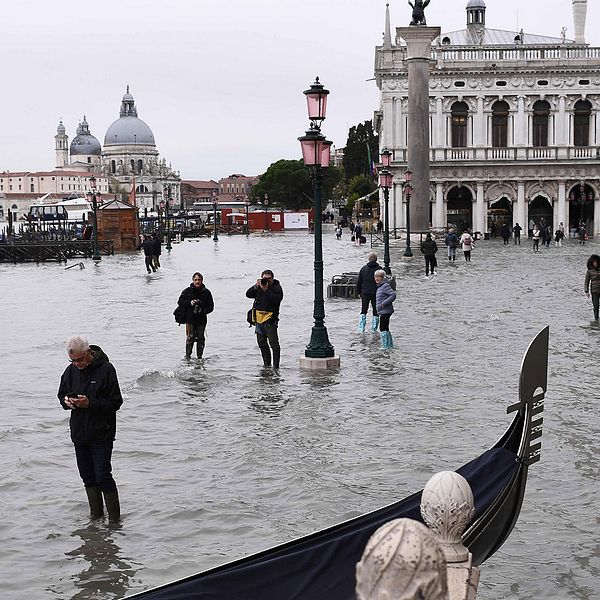 Venedig fylldes med vatten efter att ett kraftigt regnoväder drog in över södra Italien på tisdagen.