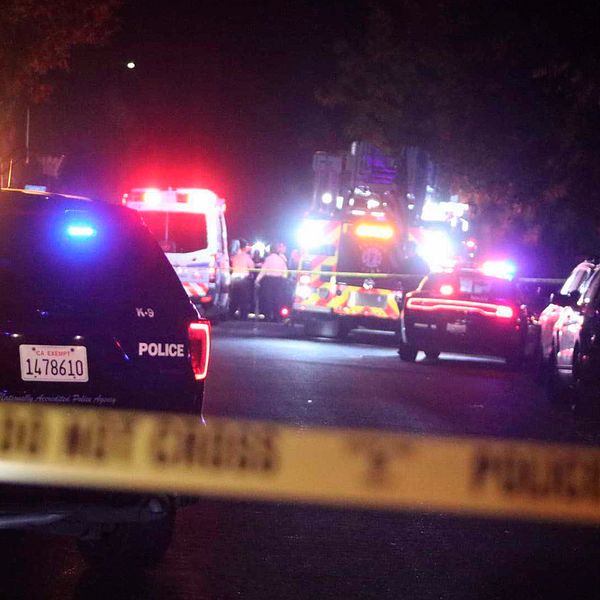 Polisavspärrningar i Fresno i Kalifornien där minst fyra människor dött i samband med en skottlossning.
