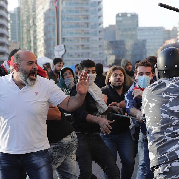 Polisen i Libanon tar till med batong när de försöker skingra den demonstrerande folkmassan.