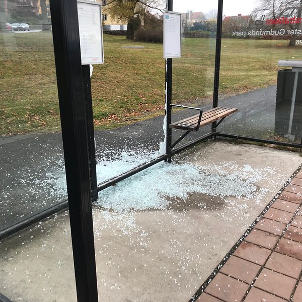 Vandaliserad busskur på Kortebovägen i Jönköping