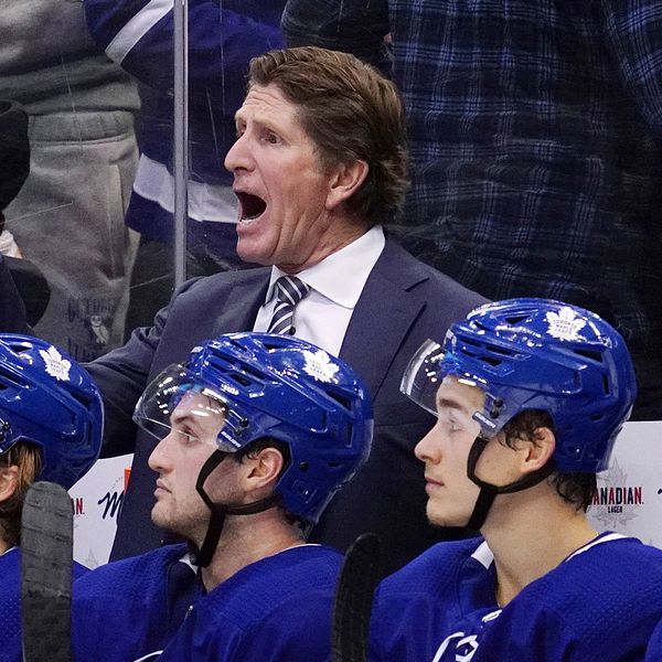 Toronto Maple Leafs sparkar tränaren Mike Babcock som här syns i båset bakom bland annat William Nylander.