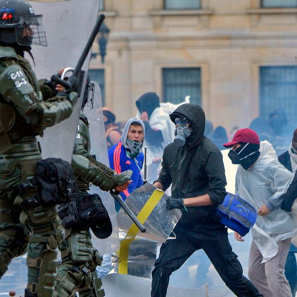 Kravallpolis och demonstranter i Colombias huvudstad Bogota den 21 november 2019.