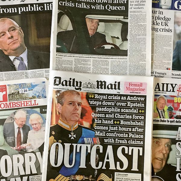 Situationen med prins Andrew är mycket hett stoff i brittisk press. Bilden visar flera tidningar som rapporterar om storyn.