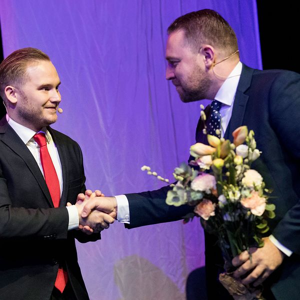 Tillträdande riksdagsgruppledare Henrik Vinge (SD) tackar av den avgående gruppledaren Mattias Karlsson (SD) under landsdagarna i Örebro den 22 november 2019.