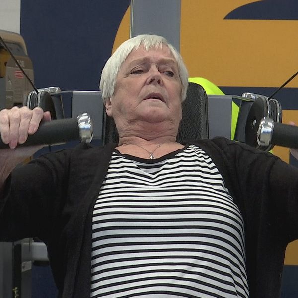 Majlis Lindahl som styrketränar på gymmet som en del i en forskningsstudie vid Umeå universitet.