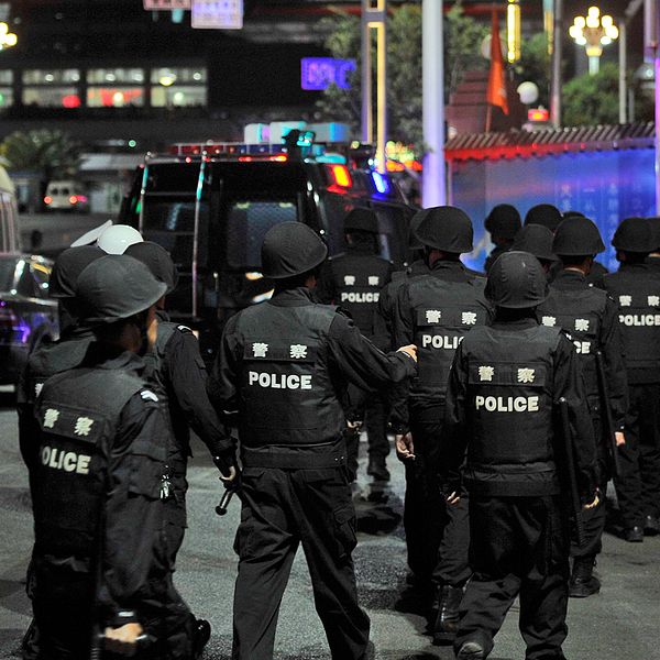 Kinesiska poliser utanför tågstationen i Kunming.