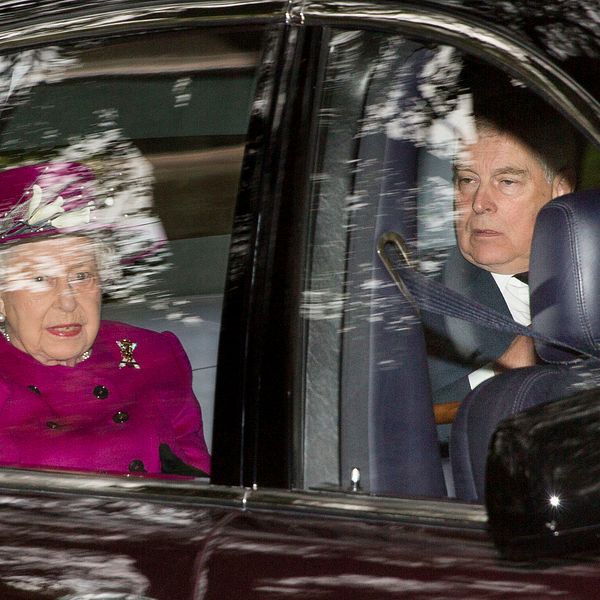 Storbritanniens drottning Elizabeth på väg med sin son prins Andrew till en gudstjänst i Skottland en söndagsförmiddag i september
