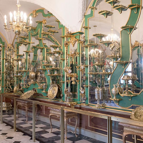 Här syns en del av samlingen i Gröna Valvet i tyska Dresden där skatter och juveler till ett värde av motsvarande 10 miljarder kronor har försvunnit.