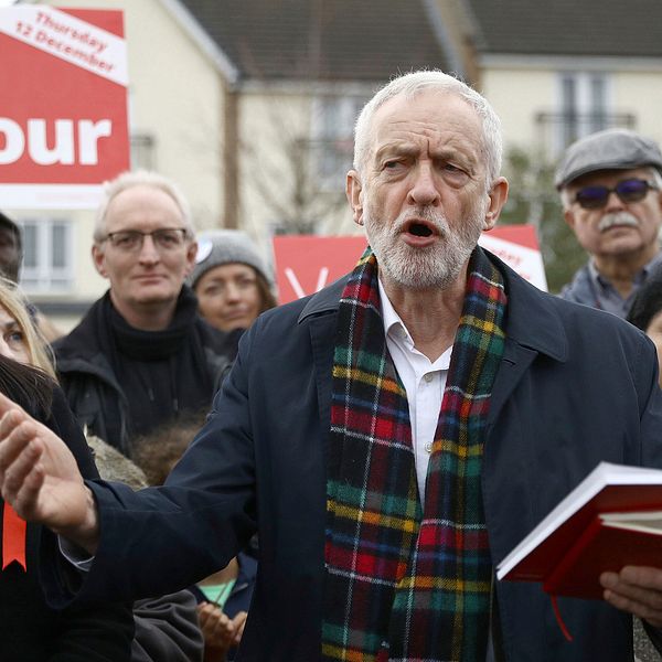 Labors partiledare Jeremy Crobyn och Laboranhängare vid en kampanjträff i Thurrock