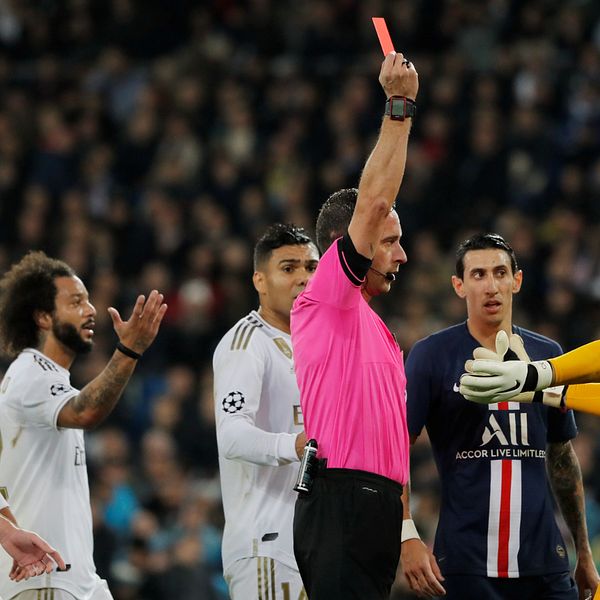 Real Madrids målvakt Thibaut Courtois blev först utvisad. Sedan tog VAR-rummet tillbaka beslutet.