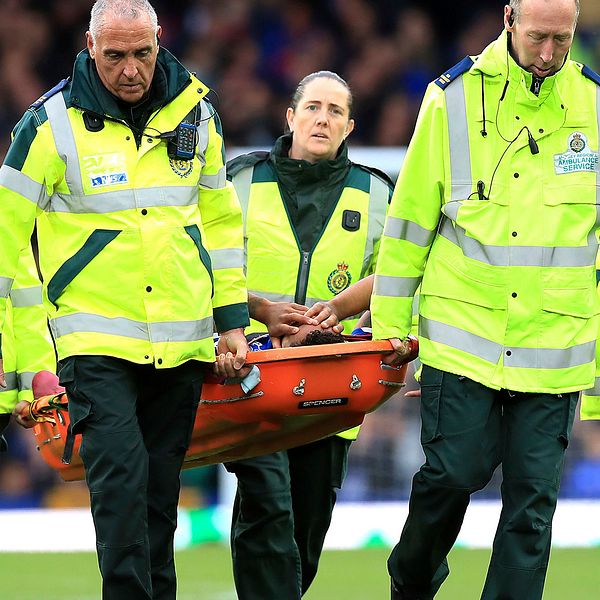 Evertons Theo Walcott bärs av planen efter en befarad hjärnskakning i en match i september.