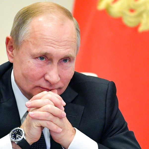 Ryssland får arrangera matcher i fotbolls-EM. Rysslands president Vladimir Putin säger att man inte ska göra fansen besvikna.