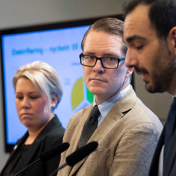 Energipolitiska talespersonerna Camilla Brodin (KD), Lars Hjälmered (M) och Arman Teimouri (L) kräver en ny energiöverenskommelse mellan riksdagspartierna under en pressträff på riksdagen.