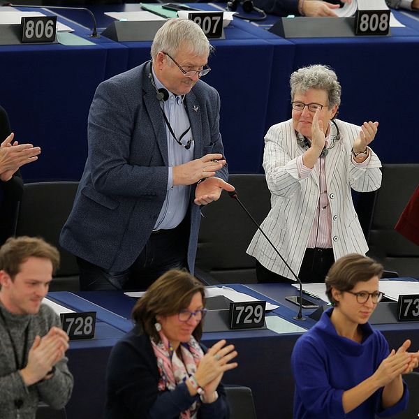 Ledamöter i EU-parlamentet applåderar resultatet av dagens omröstning som innebär att EU anser att det råder klimatnödläge – åtminstone på pappret.