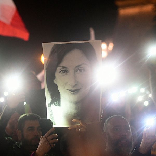 Demonstranter håller upp en bild på journalisten Daphne Caruana Galizia, under protester utanför kontoret till Maltas premiärminister, Joseph Muscat.