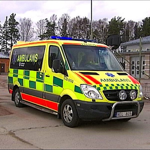 Ambulanssköterskorna jobbar tillsammans med operatörerna på SOS för att dirigera samtalen till rätt resurs.