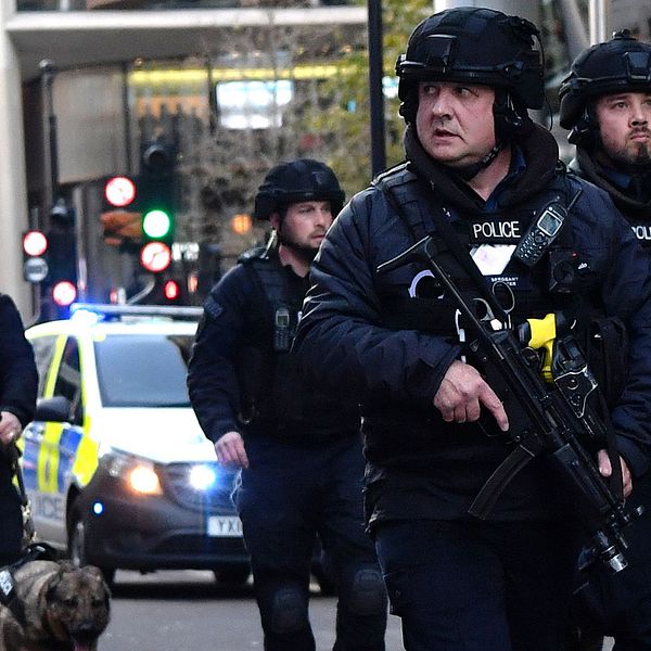 Poliser patrullerar området runt London Bridge efter terrorattacken där två personer och flera skadades.