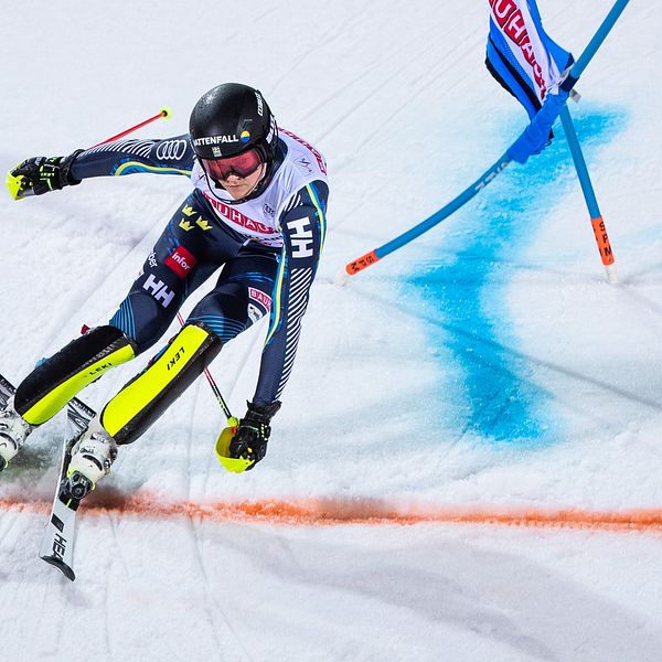 Anna Swenn-Larsson är långt efter det första slalomåket.