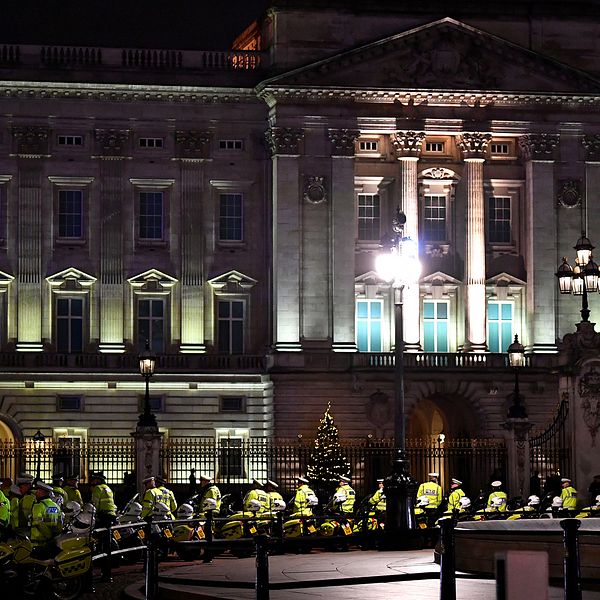 Poliser utanför Buckingham Palace.