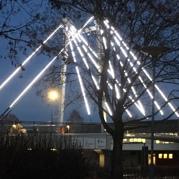 Ny belysning på bron i Oxhagens centrum.