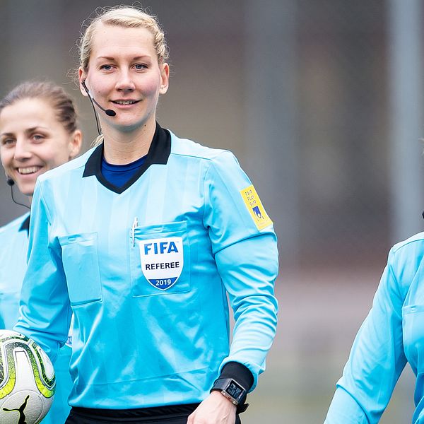 Domare Tess Olofsson Sandra Österberg och Almira Spahic under Svenska Cupen mellan Rosengård och Limhamn Bunkeflo.