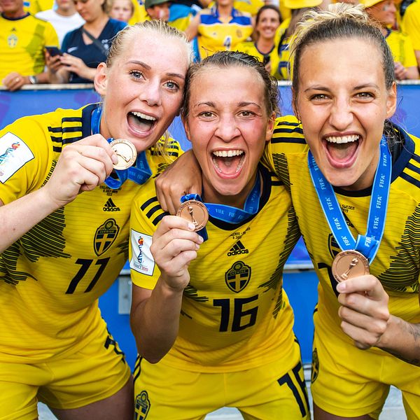 Svenska spelarna firar sommarens VM-brons.