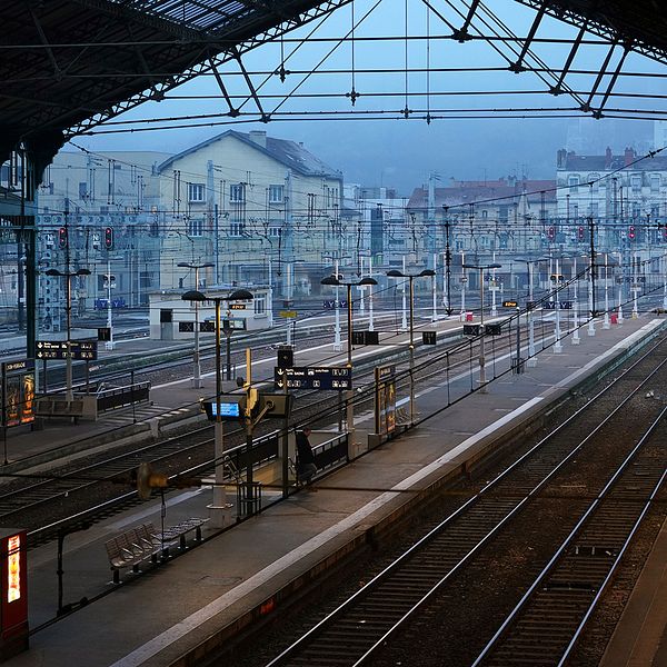 Tågstationen Lyon Perrache gapade tomt under torsdagsmorgonen.