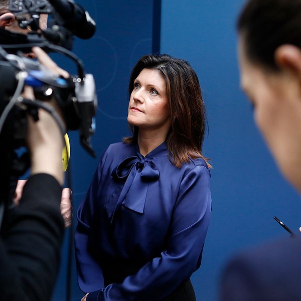 Arbetsmarknadsminister Eva Nordmark (S) intervjuas framför en kamera.