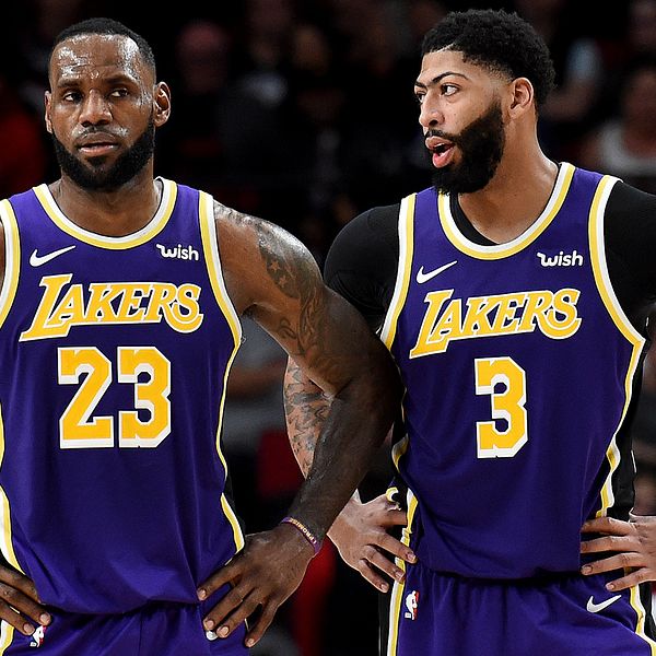 Lakers två storstjärnor LeBron James och Anthony Davis snackar ihop sig under en timeout mot Portland.