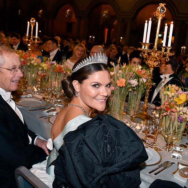 Kronprinsessan Victoria och James Peebles, Nobelpristagare i fysik under Nobelbanketten i Stadshuset i Stockholm.