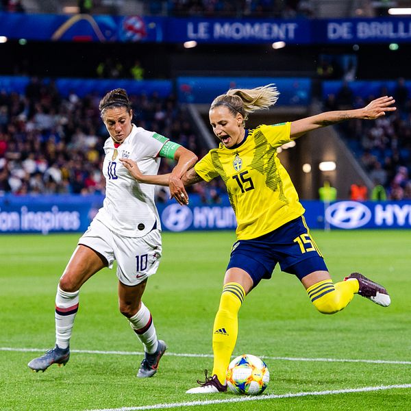 Carli Lloyd, här mot Sverige, tränar för en NFL-karriär.