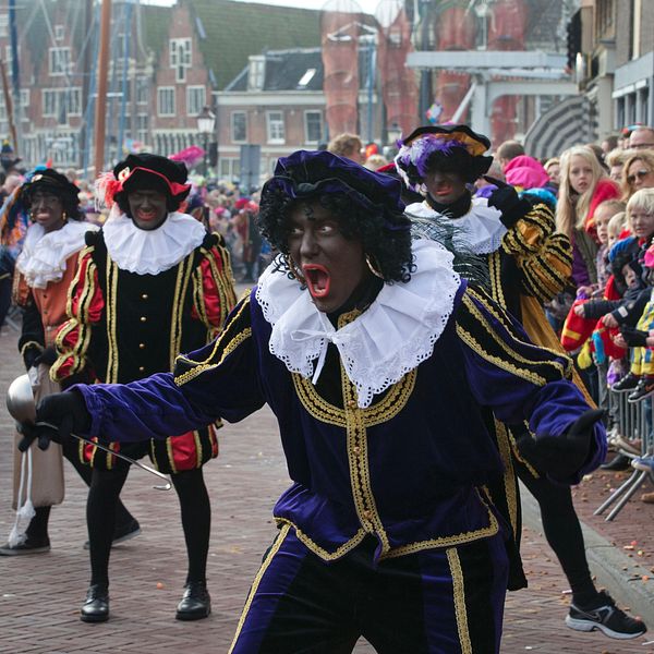 Zwarte Piet (Svarte Petter) skojar med barnen vid en parad i Nederläderna.