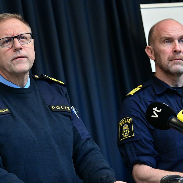 Stefan Sintéus står jämte Stefan Hector, både iklädda polisuniform, på presskonferens om Operation Rimfrost.
