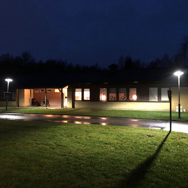 En förskola utifrån när det är mörkt ute.