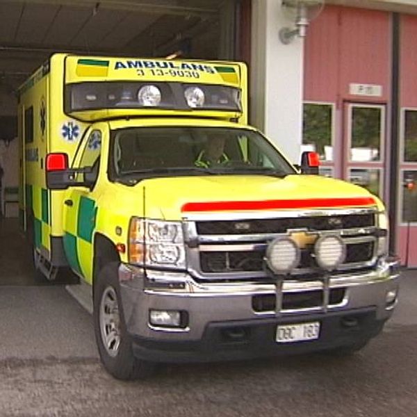 en ambulans på väg ut ur garaget