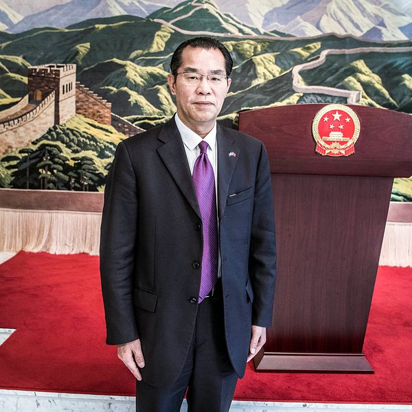 Kinas ambassadör i Sverige, Gui Congyou kritiseras för påverkansförsök mot svenska medier och är uppkallad till UD.