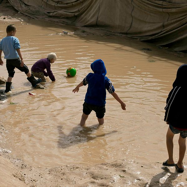 Barn i al-Hollägret i nordöstra Syrien leker i lera.