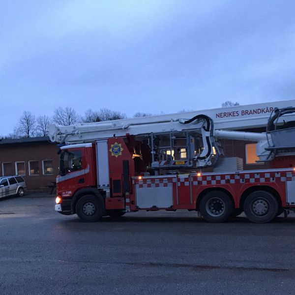 Brandbil står parkerad utanför en skola där ett brandlarm har utlösts.