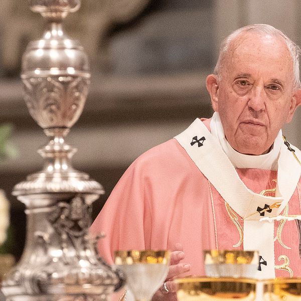 Påven Franciskus har nu lyft den påvliga sekretessen vilket gör det förbjudet att hänvisa till tystnadsplikt i stället för att anmäla övergrepp.