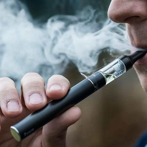 Rekordmånga privatpersoner har slagit larm om förgiftningssymptom efter att ha rökt e-cigaretter med nikotin.