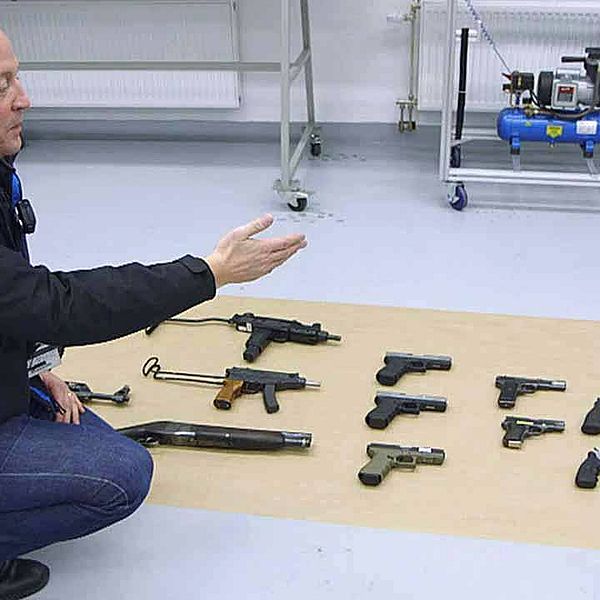 Andy, insatsledare vid Malmöpolisen, visar en liten del av de vapen som beslagtagits hittills i år.