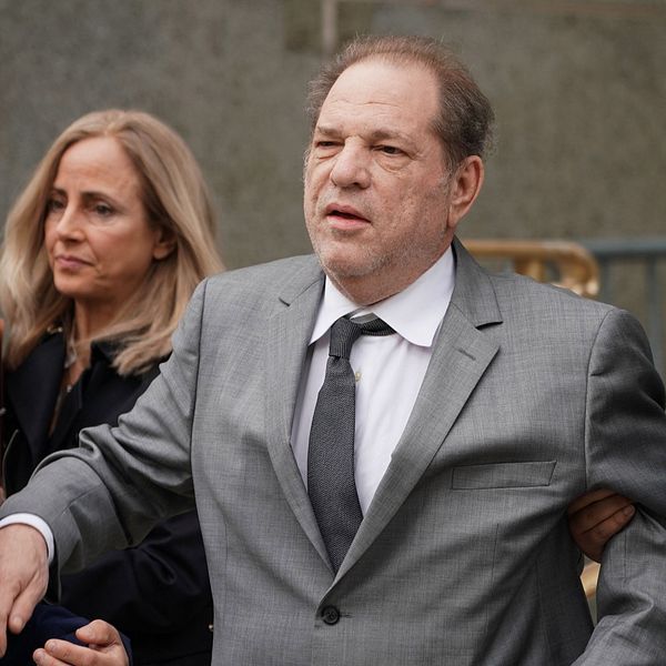 Harvey Weinstein lämnar en domstol i New York i början av december.