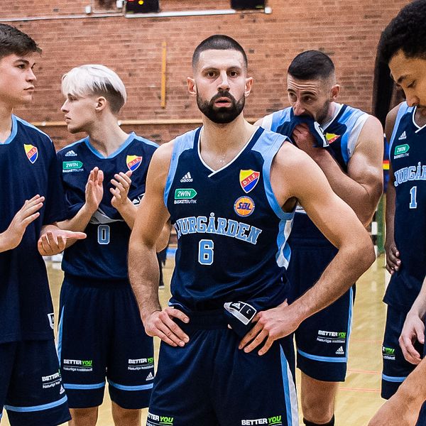 Djurgårdens Kristoffer Gafor deppar med lagkamrater efter en match mot Luleå i oktober.